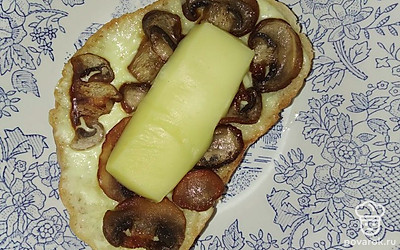 Бутерброды подавать горячими.