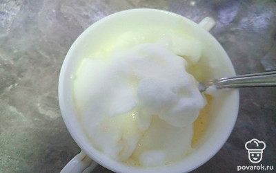 Яйцо разделяем на желток и белок. Белок взбиваем до хорошей пены миксером и добавляем соль.