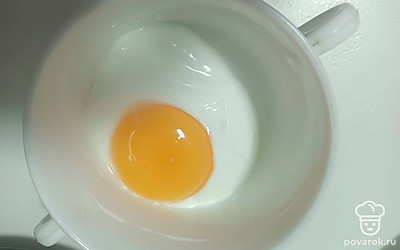 В другой емкости смешиваем сметану и желток.