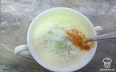 Соединяем сметану и белок, тщательно перемешиваем. Мешая, вводимм муку.