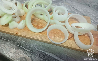 Подготавливаем колечки, хорошо подойдет лук среднего размера. Нарезаем колечки толщиной около 1 сантиметра.