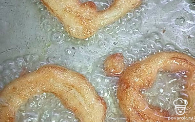 Убавляем температуру, чтобы лук успел прожариться. Жарим кольца с каждой стороны до золотистой корочки.