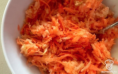 Морковь натираем на терке.
