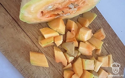 Кабачок нарезаем на кубики, заливаем водой и тушим.