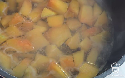 Когда кабачок почти приготовится, добавляем морковь и варим до мягкости.