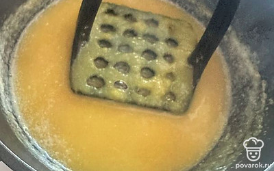 Мягкие овощи солим и перчим. Добавляем масло и толкушкой разминаем до состояния пюре.