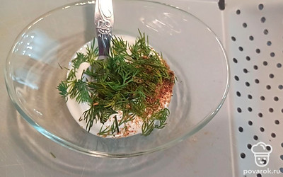 Сметану смешиваем со специями и измельченным укропом. 