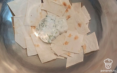Нарезаем лаваш небольшими кусочками и смешиваем с приготовленным соусом. 
