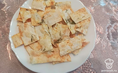 Высыпаем чипсы в тарелку и подаем к столу.