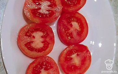 Нарезать помидоры.
