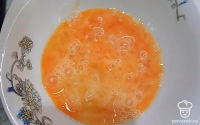 Взбить яйца. 