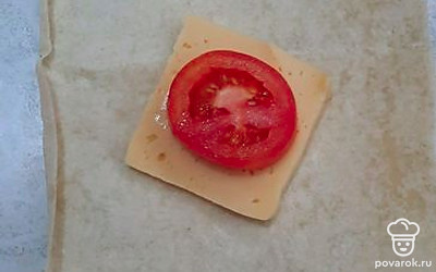 Выложить сыр поверх помидора.
