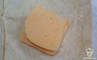 Затем сверху еще положить сыр.