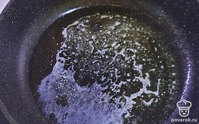 В сковороде растопить сливочное масло.