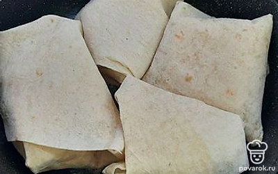 Выложить конвертики в сковороду. 