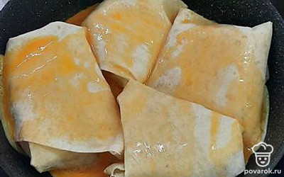 Сверху налить яйцо. 