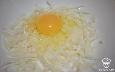 Добавьте яйцо, соль.