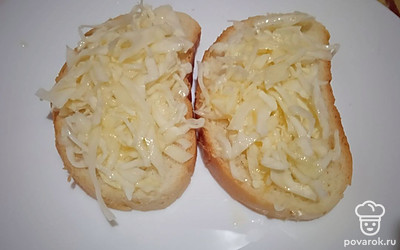 Смажьте получившейся смесью кусочки хлеба. 