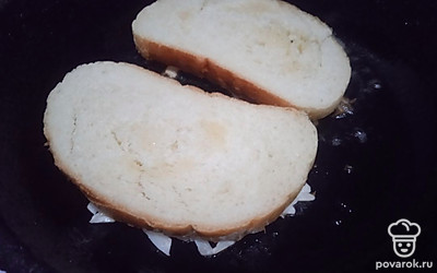 Положите пирожки капустой вниз на сковороду с раскаленным растительным маслом.