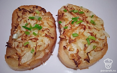 Посыпьте нарезанным зеленым луком.