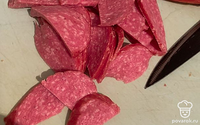 Нарежем тонко колбаску. Поставим вариться яйцо, оно нам понадобится позже.