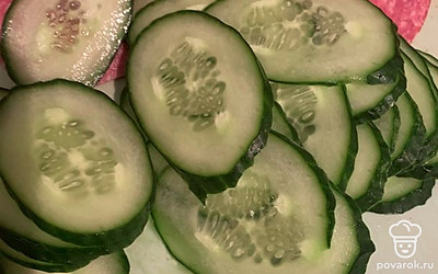 Теперь тонкими кружочками нарезаем огурец.