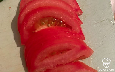 Разрезаем помидор на половинки и так же нарезаем тонкими ломтиками.