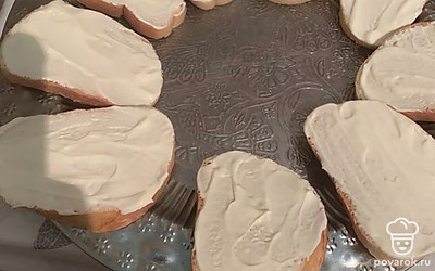 У меня нарезной батон, но можно использовать и багет, и простой батон. На хлеб намазыввем майонез тонким слоем.