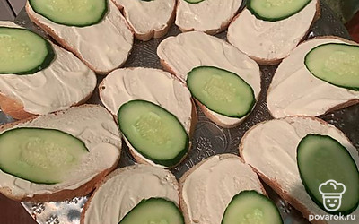 Сверху выкладываем тонкие кусочки огурца.