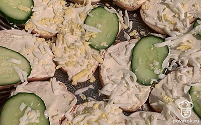 Натираем сверху вареное яйцо, но можно и без него.