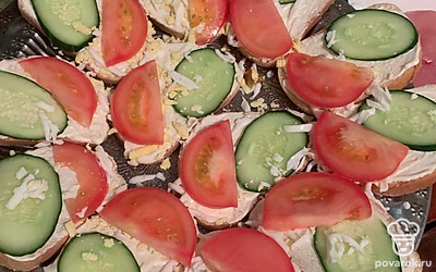 Укладываем по ломтику помидора.