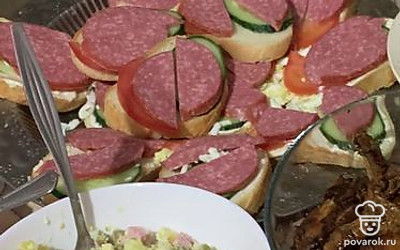 Сверху раскладываем кусочки колбасы. Бутерброды на скорую руку готовы. Можно подавать на стол.