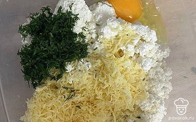 Подготовьте все ингредиенты. Творог натрите на мелкой терке, нарежьте мелко зелень. Разбейте одно яйцо. Соедините творог, сыр, яйцо и зелень.