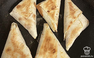 Выложите треугодьники на разогретую сковородку. Обжарьте с двух сторон по 5 минут. Завтрак готов.