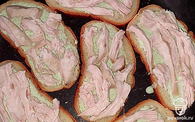 Каждый кусочек смазываем соусом. Вареную курицу разделяем на волокна, выкладываем на хлеб.