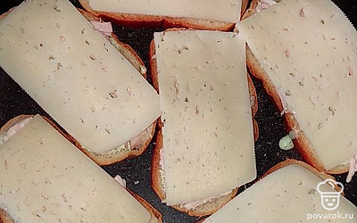 Сверху кладем сыр ломтиками. Включаем плиту. На маленьком огне под крышкой готовим 15 минут.