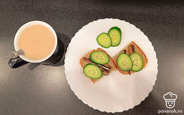 Вкусные теплые бутерброды со шпротами — Рецепт с фото