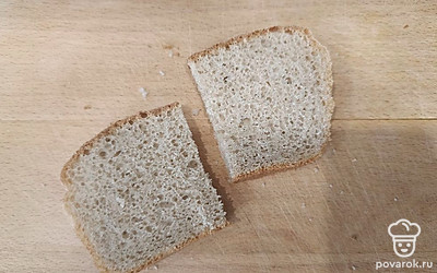 Нарежьте ржаной хлеб небольшими ломтиками. 