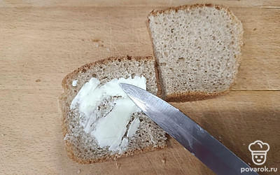 Смажьте хлеб сливочным маслом.