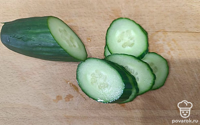 Нарежьте огурец тонкими кольцами.