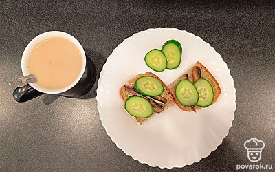 Подайте теплые бутерброды со шпротами к столу с ароматным кофе.