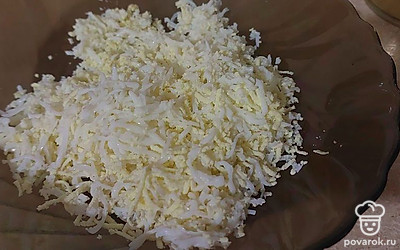 Яйца отвариваем и натираем на мелкой терке.