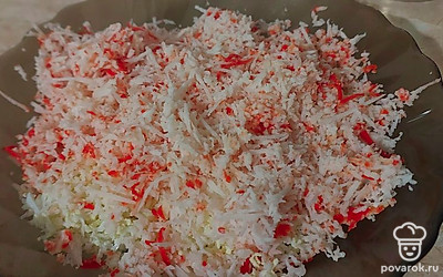 Крабовые палочки также измельчаем на мелкой терке.