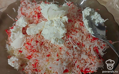 Соединяем все в одной миске и добавляем творожный сыр. Тщательно перемешиваем.