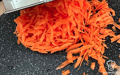 Морковь натереть на терке.