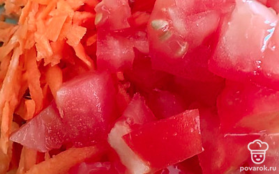 Нарезать помидор кубиками и добавить к моркови.