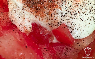 Приправить майонезом и специями. Перемешать.