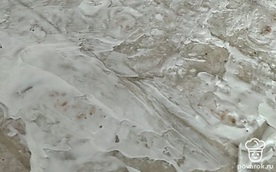 На лаваше распределить творожный сыр.