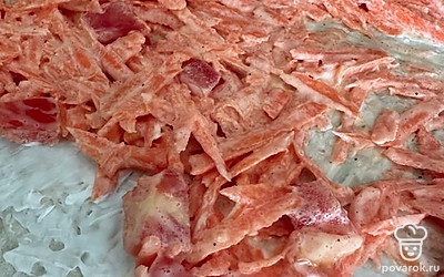 Выложить морковь и помидор, закрутить лаваш плотно.