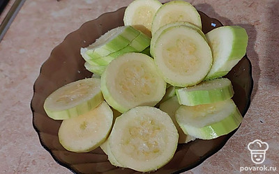 Кабачок очищаем, нарезаем кружками и подсаливаем. Лишнюю жидкость сливаем.